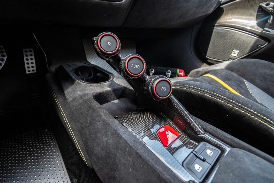 Детали интерьера Ferrari 488 Pista 2019 года  (фото 32 из 53)